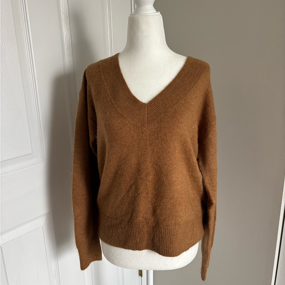 GAP Women's V-Neck Sweater in Rich Brown